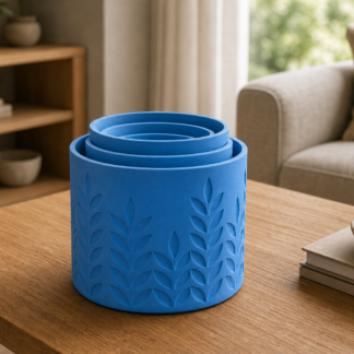AI productfoto van een nestbare kit van vijf matblauwe 3D-geprinte plantenpotten met tarwe- en bladrelief