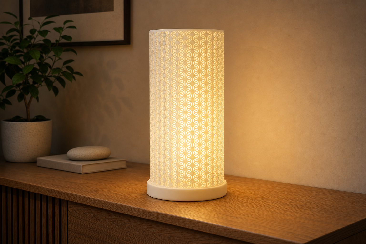 AI productfoto van de SpotOn3D Kumiko LED Kit Large met ronde base en warm LED-licht op een houten dressoir