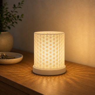 AI productfoto van de SpotOn3D Kumiko LED Medium met compacte kap van 120,97 mm en lage ronde base